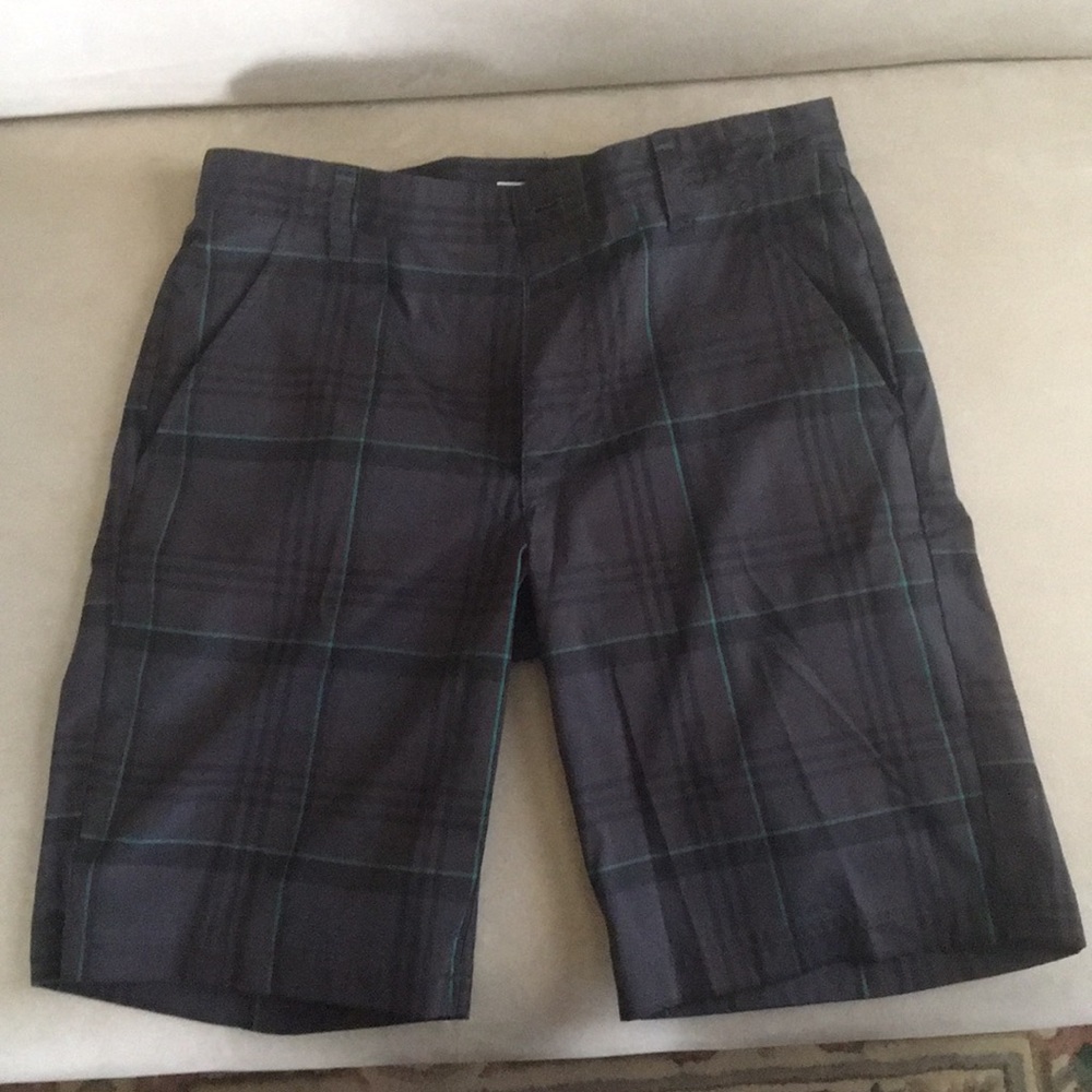 IZOD Golf Men’s Shorts Size 32. Dark Grey Green